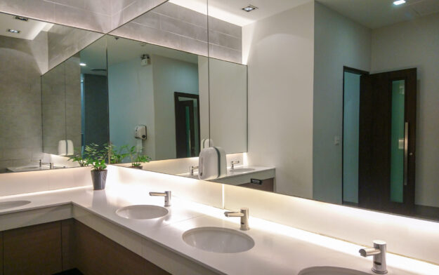Faucets with washbasin and big mirror Glass Category Page scaled e1679592491148